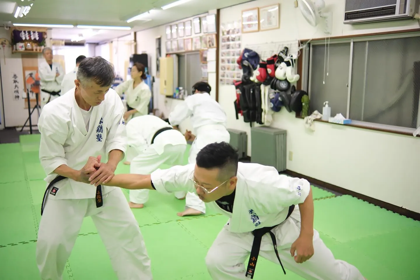 天庸流柔術では、型の稽古を通じて法則や身体の使い方を学びます...