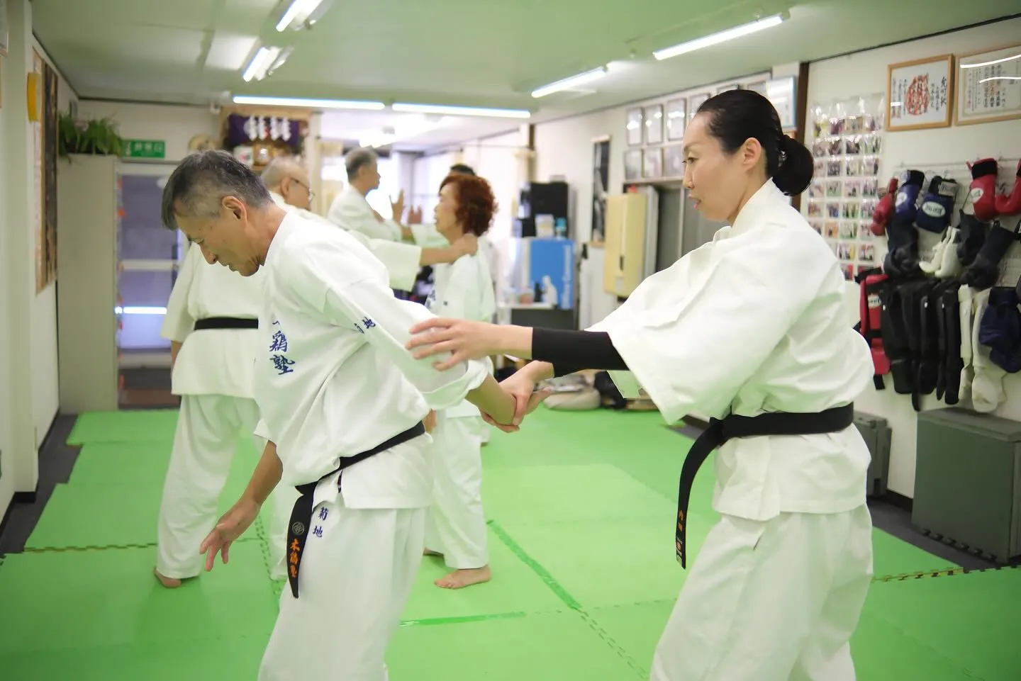 天庸流柔術では、型の稽古を通じて法則や身体の使い方を学びます...