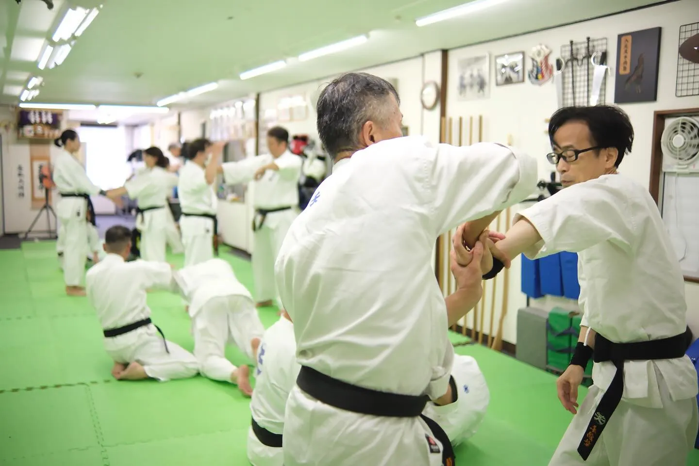 天庸流柔術では、型の稽古を通じて法則や身体の使い方を学びます...