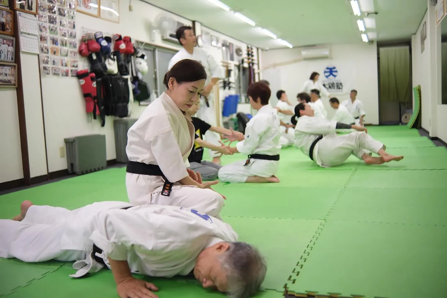 天庸流柔術では、型の稽古を通じて法則や身体の使い方を学びます...