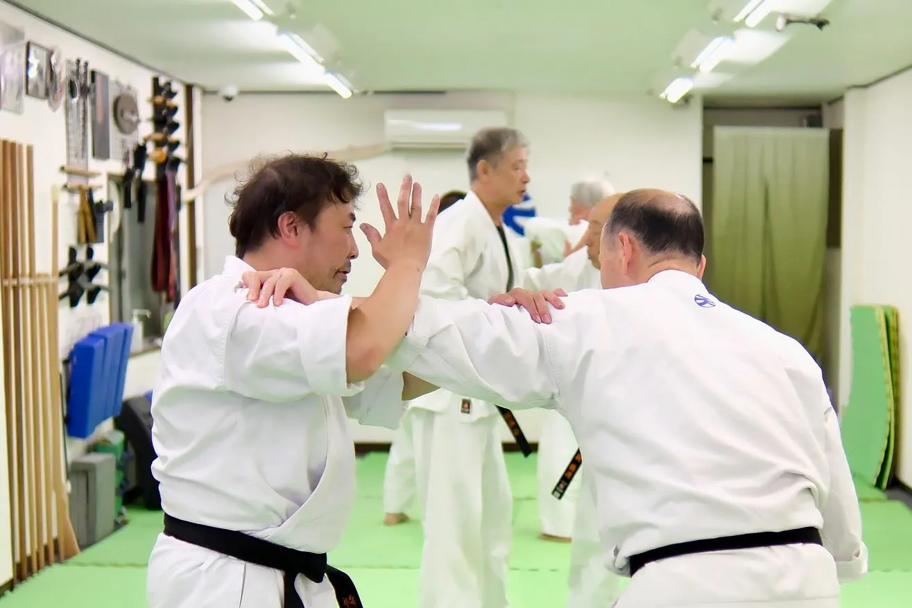 今日は合宿でも取り組んだ「逮捕術」の稽古 をおさらいしました...